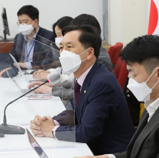 김기현 국민의힘 신임 원내대표가 2일 서울 여의도 국회에서 열린 출입기자단 간담회에서 발언하고 있다. 연합뉴스